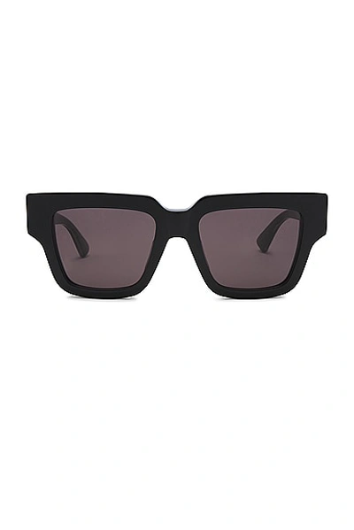 Bottega Veneta Nude Triangle Sunglasses In Black