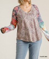 UMGEE TIE DYE FLORAL LEOPARD V NECK KNIT PLUS TOP IN TAUPE MIX