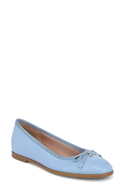 Naturalizer Essential Skimmer Flat In Bluebell Leather
