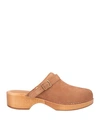 Re/done 70s Classic Suede Buckle Clogs In Brown