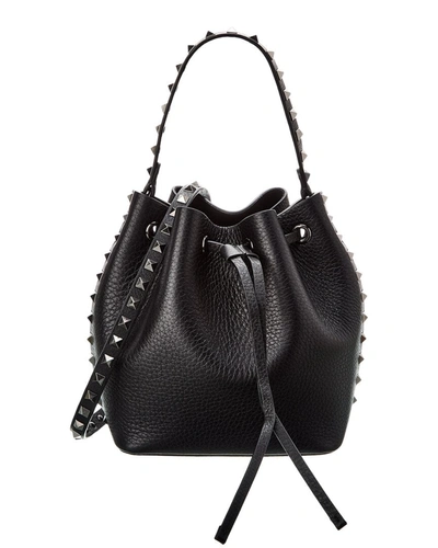 VALENTINO GARAVANI ROCKSTUD GRAINY LEATHER BUCKET BAG