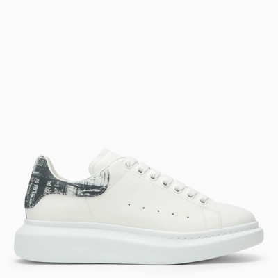 Alexander Mcqueen Contrasting-heel Leather Sneakers In Weiss