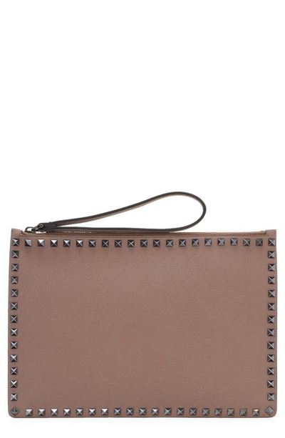 Valentino Garavani Rockstud Grainy Leather Pouch In Clay