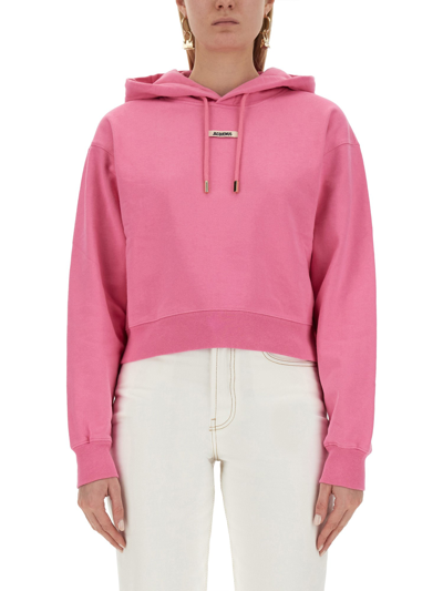 Jacquemus Pate À Modeler Cropped Logo-print French Cotton-terry Hoodie In Pink