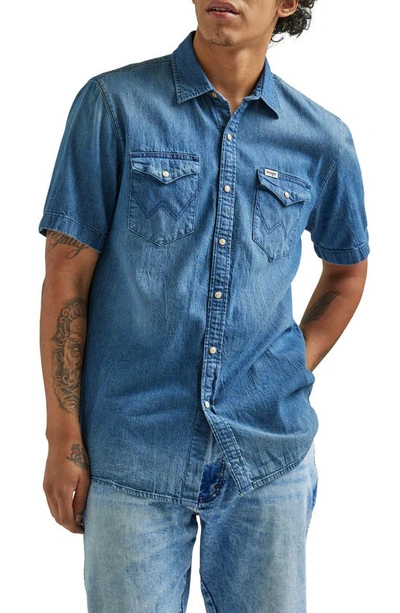 Wrangler Western Short Sleeve Snap Front Denim Shirt In Light Wash