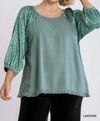 UMGEE LINEN BLEND ANIMAL PRINT JACQUARD DOLMAN CINCHED CUFF SLEEVES PLUS IN LAGOON