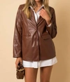 GILLI GROUND RULES FAUX LEATHER DAD BLAZER IN CHOCOLATE