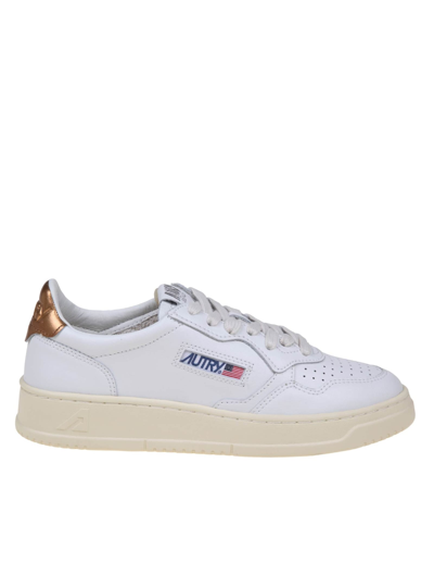 AUTRY SNEAKERS IN WHITE AND BRONZE LEATHER