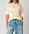 GILLI CABLE KNIT SHORT SLEEVE TOP IN CREAM