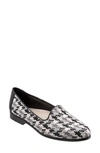 Trotters Liz Flat In Black Print Faux Leather