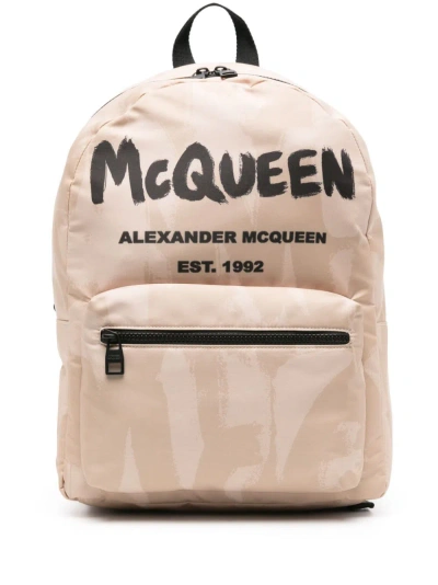 Alexander Mcqueen Graffiti Metropolitan Logo印花双肩包 In Neutrals