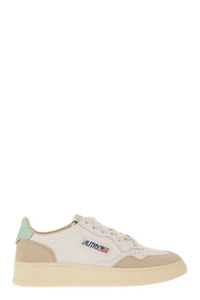 Autry Medalist Low - Leather Sneakers In White/green