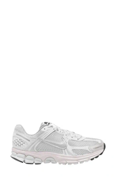 Nike Zoom Vomero 5 Sneaker In White  Vast Grey  Black  & Sail