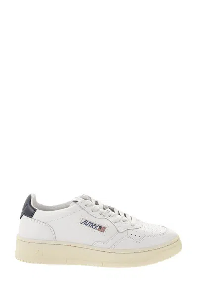 Autry Medalist Low - Leather Sneakers In White/blue