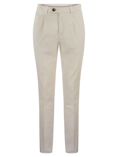 Brunello Cucinelli Garment-dyed Leisure Fit Trousers In American Pima Comfort Cotton With Pleats In White