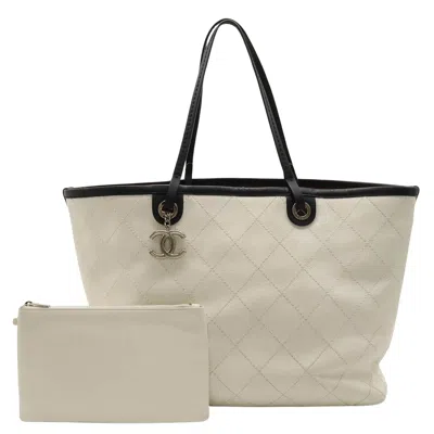 Pre-owned Chanel On The Road White Leather Tote Bag ()