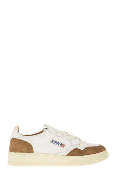 Autry Medalist Low - Trainers In Goatskin And Suede In White/caramel