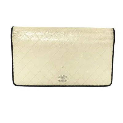 Pre-owned Chanel Matelassé Ecru Leather Wallet  ()