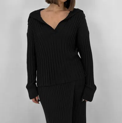 Nia Folded Collar Ribbed Knit Sweater In Black