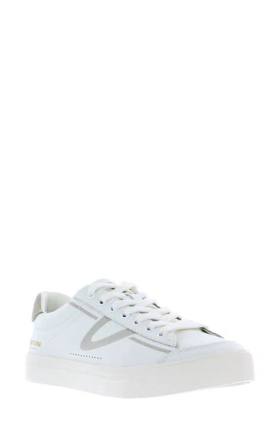 Tretorn Hopper Sneaker In White Taupe