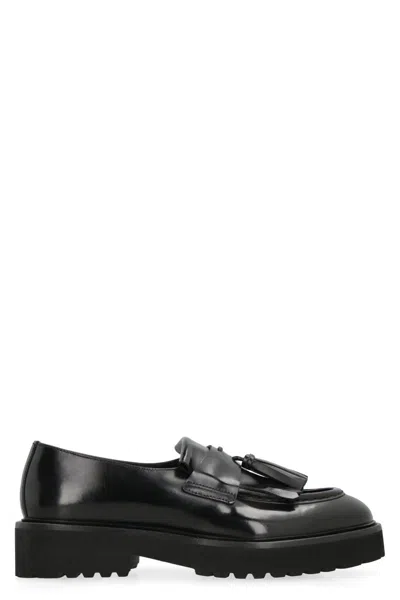 Doucal's Leather Loafer With Fringing And Tassel In Black