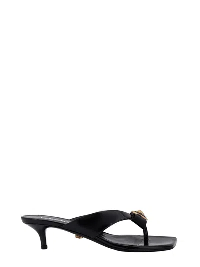 Versace Medusa Patent Bow Thong Sandals In Black