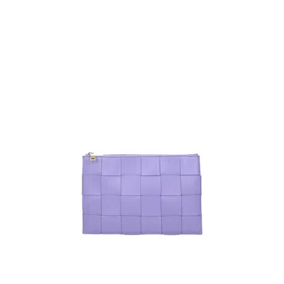 Bottega Veneta Cassette Leather Clutch In 紫色的