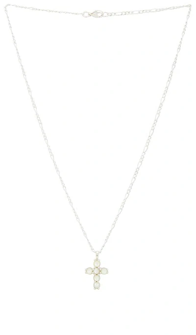 Maple Cross Chain Necklace In White