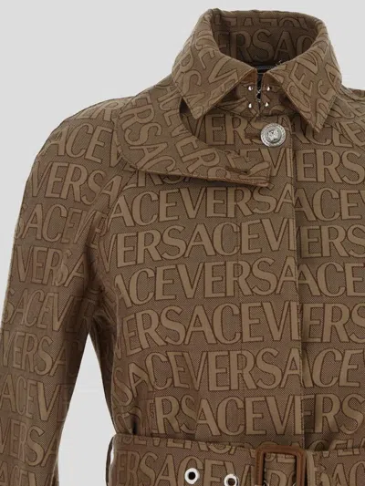 Versace All-over Logo Short Trench Coat In Brown+beige