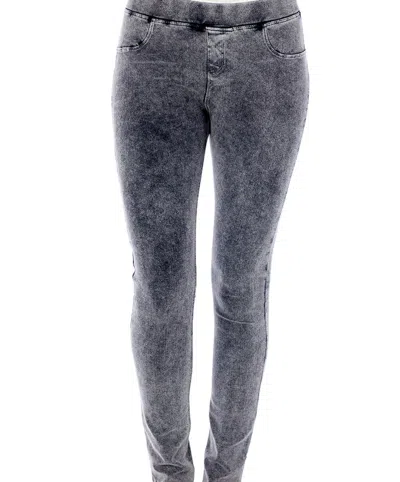 French Kyss Capri Jeggings In Charcoal In Pink
