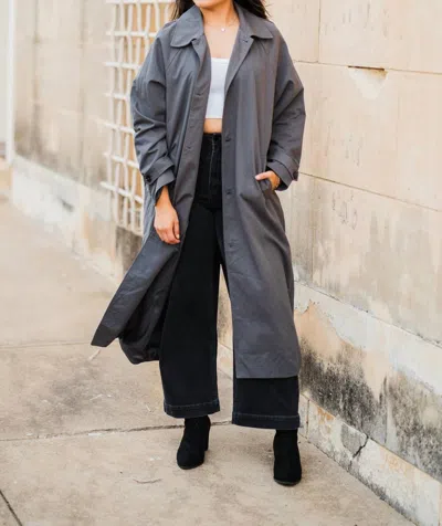 Le Lis Trench Coat In Charcoal In Grey