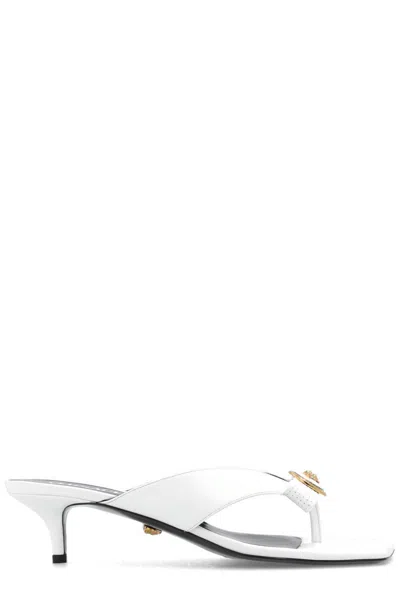 Versace Gianni Metallic Bow Thong Sandals In Bianco