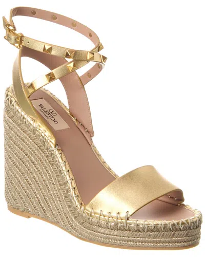 Valentino Garavani Rockstud 125 Leather Wedge Sandal In Gold