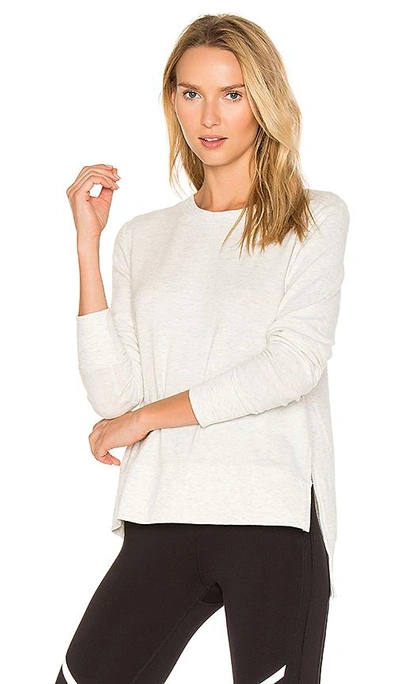 Alo Yoga Alo Glimpse Long Sleeve Top In White. In White Heather