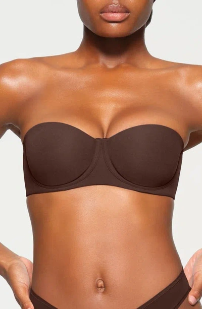 Skims Fits Everybody Strapless Bra In Cocoa