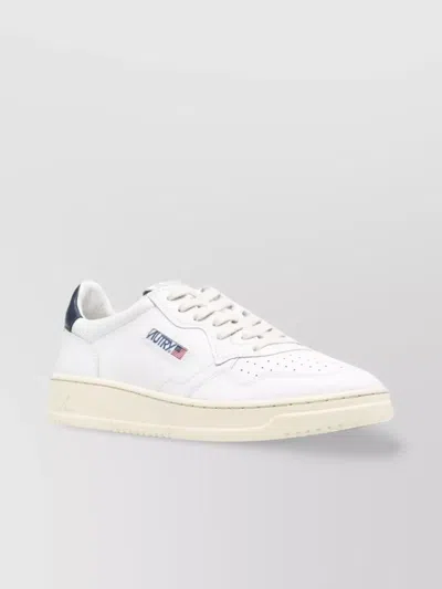 Autry Medalist Low Top Sneakers In White/black