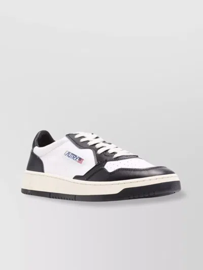 Autry Medalist Low Top Sneakers In White,black