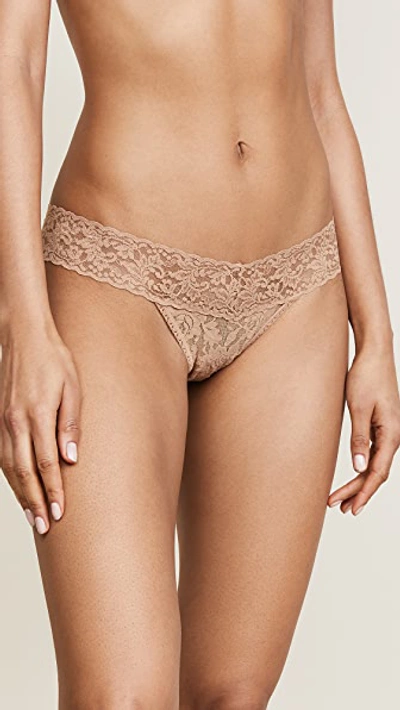 HANKY PANKY SIGNATURE LACE LOW RISE THONG SUNTAN,HANKY40304