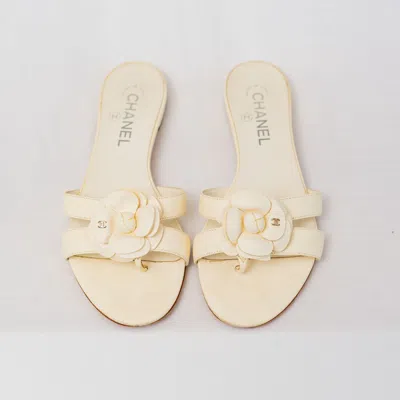Pre-owned Chanel White Leather Cc Camellia Embellished Flat Slides