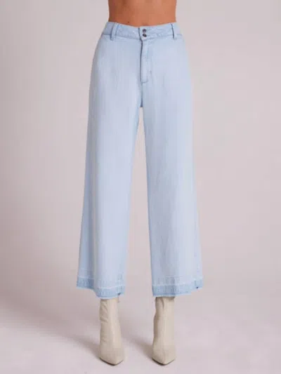 Bella Dahl Saige Wide Leg Crop Pants In Light Streaky Wash In Blue