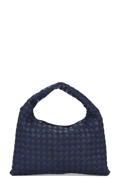 Bottega Veneta Large Leather Hop Shoulder Bag In Blue