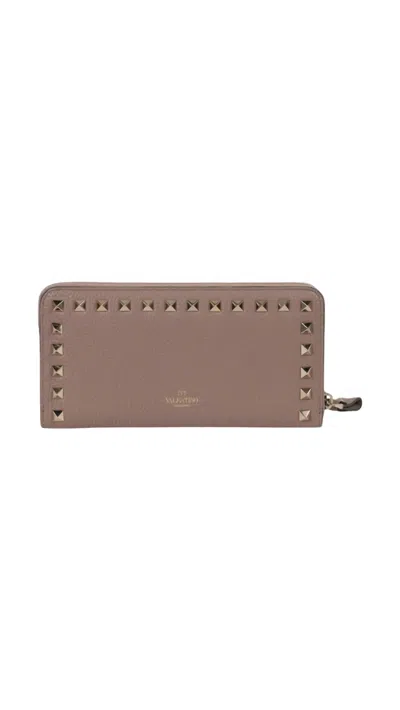 Valentino Garavani Rockstud Zipper Wallet In Pink In Gold