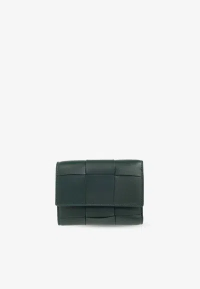 Bottega Veneta Cassette 拉链皮质三折钱包 In Emerald Green