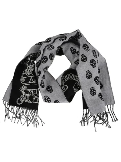 Alexander Mcqueen Skull Intarsia Knitted Fringed Scarf In Grey/black