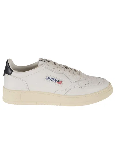 Autry Low Woman Sneakers In White/space