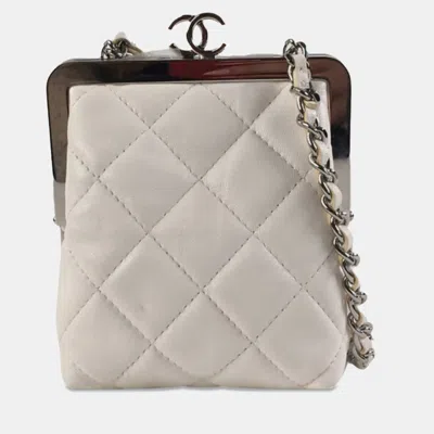 Pre-owned Chanel Lambskin And Plexiglass Kiss Clutch With Chain In White