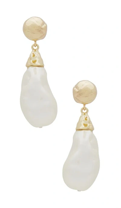 Weworewhat Hammered Pearl Earring In Gold Plated & Glass Pearl