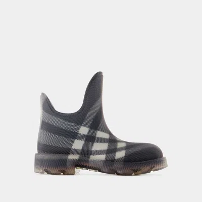Burberry Lf Marsh Low Ankle Boots In Black