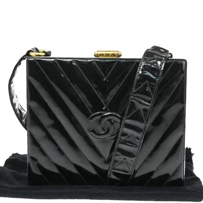 Pre-owned Chanel V-stich Black Patent Leather Shoulder Bag ()