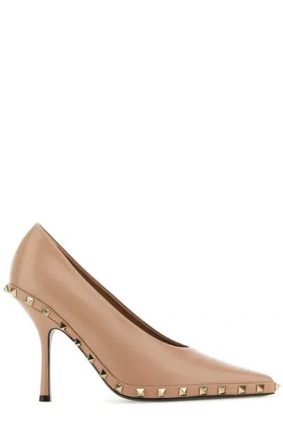 Valentino Garavani Feminine Luxe: Pointed Toe Pumps In Beige With Raffia And Pyramid Stud Accents In Pink